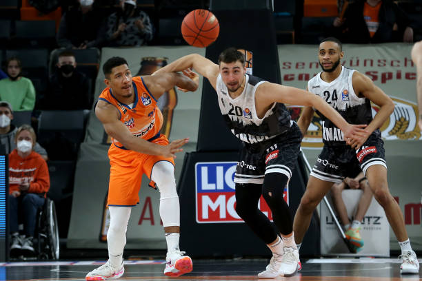 在篮球场上 在篮球场上